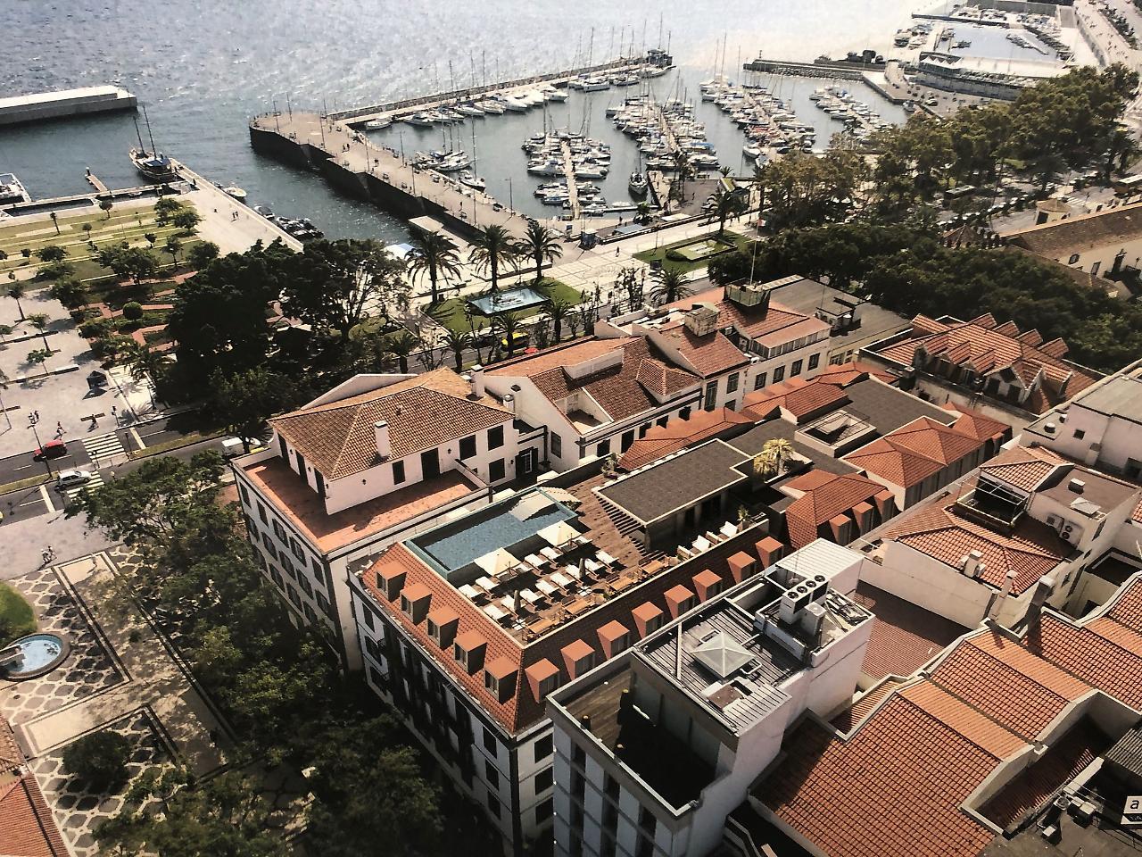 Hotel Barcelo Funchal Oldtown Zewnętrze zdjęcie The rooftop pool at the Hotel de la Paix